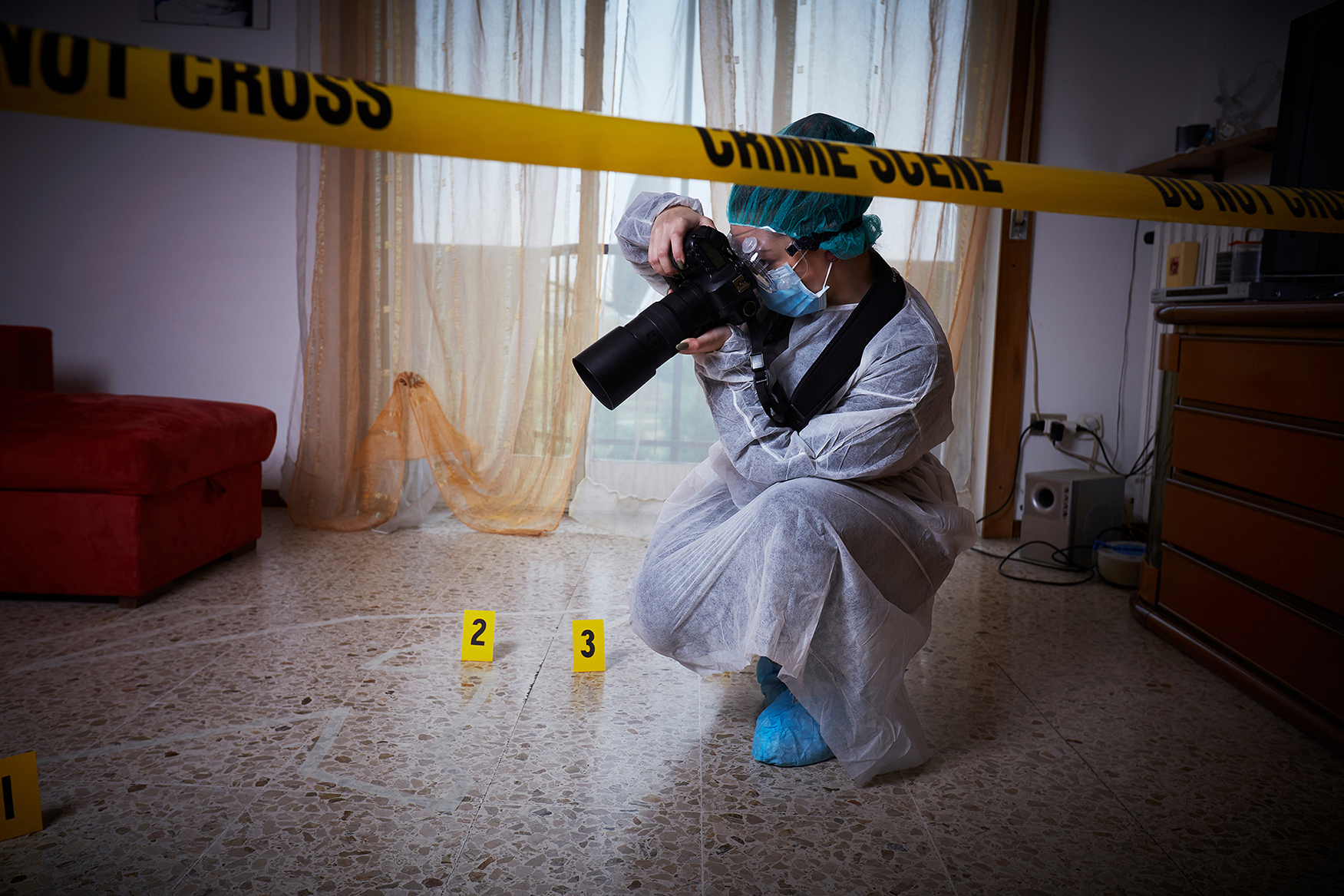 what does a forensic scientist do